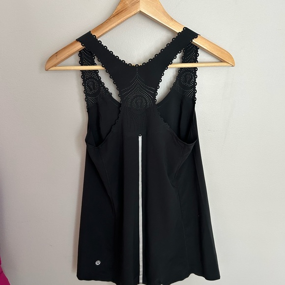 Lululemon run a marathon singlet - Picture 3 of 5